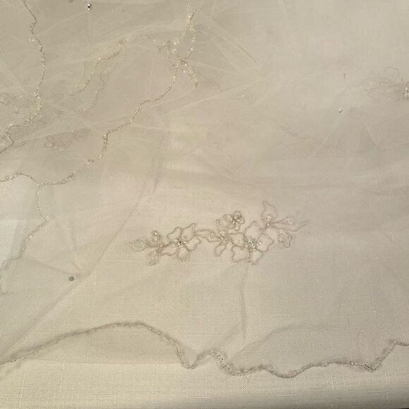 WEDDING VEIL WITH BEADED EDGING AND RHINESTONES NWT SPARKLY FLOOR LENGTH - Picture 3 of 4